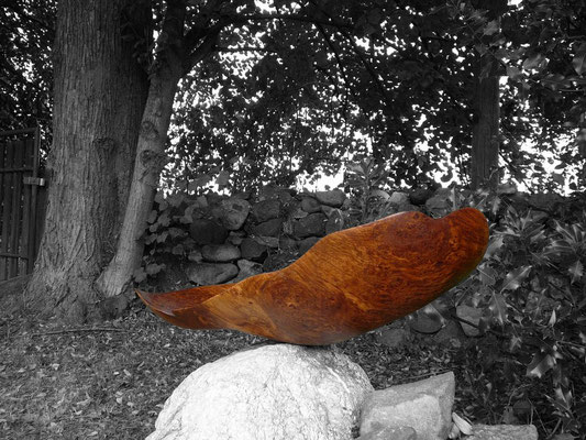 Statuesque vessel sculpture Oak V0059 – a breathtaking art furniture piece by Jörg Pietschmann, flawlessly sculpted to reveal the dense ring formations of the timber and ground high-end spaces with the silent legacy of centuries.