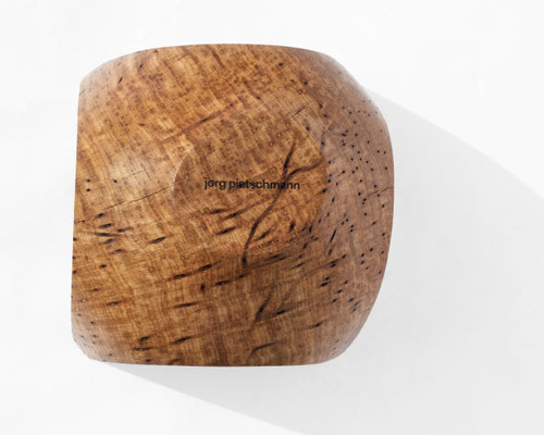 Fluid vessel sculpture ancient Oak V21294 – a breathtaking hollowed masterpiece by Jörg Pietschmann, balancing rich organic mass with refined contours to channel the timeless echo of the earth into premium contemporary environments.