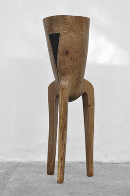 ak wood vessel V1386 by Jörg Pietschmann, showcasing the deep triangular inlay and textured grain, studio shot on a concrete floor with a white wall.