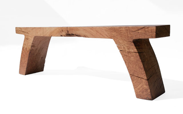 Grounding artisan bench B2475 in characterful oak – a singular art furniture masterpiece by Jörg Pietschmann, meticulously crafted to preserve the organic topography of the tree, inviting the quiet breath of the ancient woods into sophisticated modern int