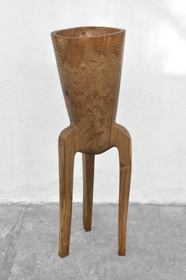ak wood vessel V1386 by Jörg Pietschmann, showcasing the deep triangular inlay and textured grain, studio shot on a concrete floor with a white wall.