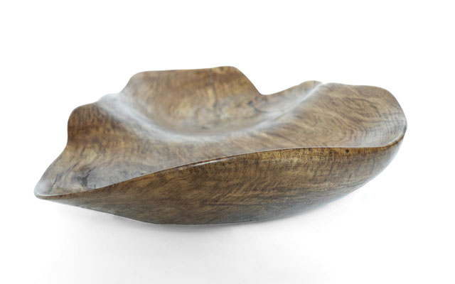 Ancestral gallery vessel Oak V0295 – a profound hollowed artwork by Jörg Pietschmann, masterfully shaped to expose the rich, organic soul of the timber and elevate high-end environments with the primal spirit of the wilderness.