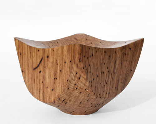 Fluid vessel sculpture ancient Oak V21294 – a breathtaking hollowed masterpiece by Jörg Pietschmann, balancing rich organic mass with refined contours to channel the timeless echo of the earth into premium contemporary environments.