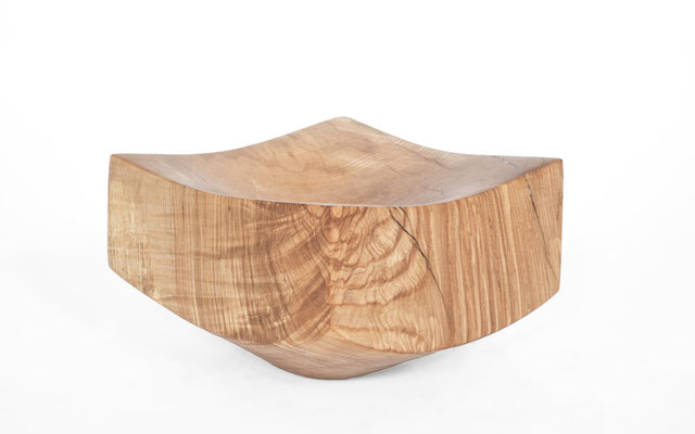 Architectural vessel sculpture V2961 in native ash – a powerful hollowed artwork by Jörg Pietschmann, sculpted to honor the deep-grained character of ancient trunks and ground premium interiors with the raw, unwritten history of the woods.