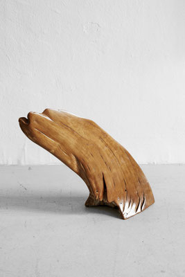 Abstract organic oak wood sculpture S0118 by Jörg Pietschmann, featuring a dynamic, curved fin-like shape with smooth polished surfaces, natural grain cracks, and a warm honey-amber tone, showcased from multiple angles against a white studio wall.