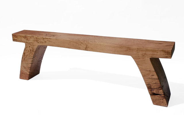 Grounding artisan bench B2475 in characterful oak – a singular art furniture masterpiece by Jörg Pietschmann, meticulously crafted to preserve the organic topography of the tree, inviting the quiet breath of the ancient woods into sophisticated modern int