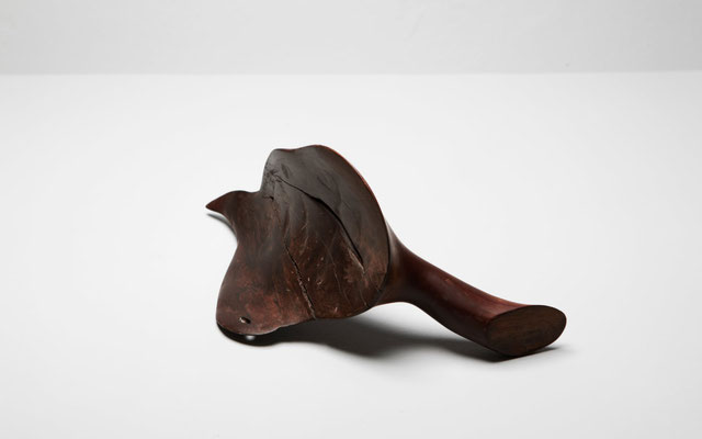 Abstract tropical driftwood sculpture S0137 by Jörg Pietschmann, featuring a sleek, dark brown biomorphic shape resembling a stylized bird or saddle with smooth curves and a natural grain finish on a white studio background.
