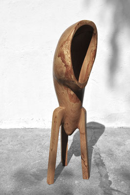 Geometric oak art object V1376 – a striking fusion of sharp architectural angles and organic wood textures, handcrafted to perfection by artist Jörg Pietschmann.