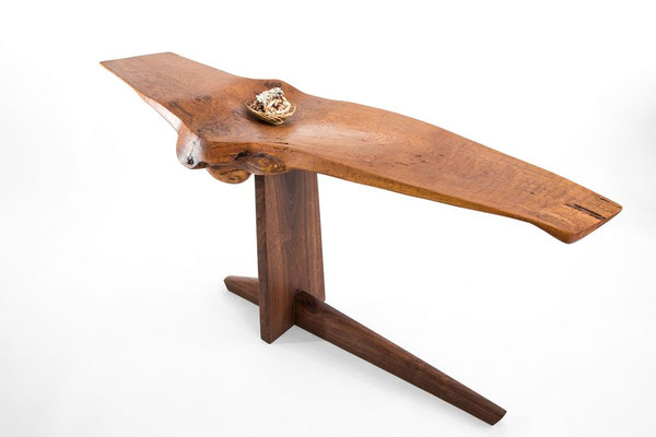 Monolithic console C1014 combining structured oak and American black walnut – an extraordinary functional sculpture by Jörg Pietschmann, hand-carved to anchor the untamed poetry of the forest within premium spaces.