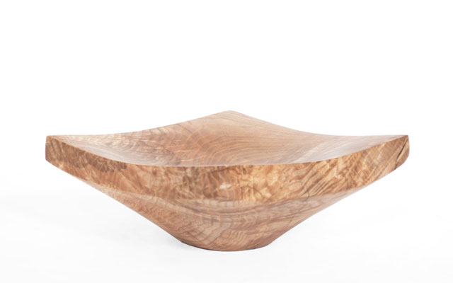 Fluid vessel sculpture V2921 in fine ash – a breathtaking hollowed masterpiece by Jörg Pietschmann, balancing rich organic mass with refined contours to channel the timeless echo of the earth into premium contemporary environments.