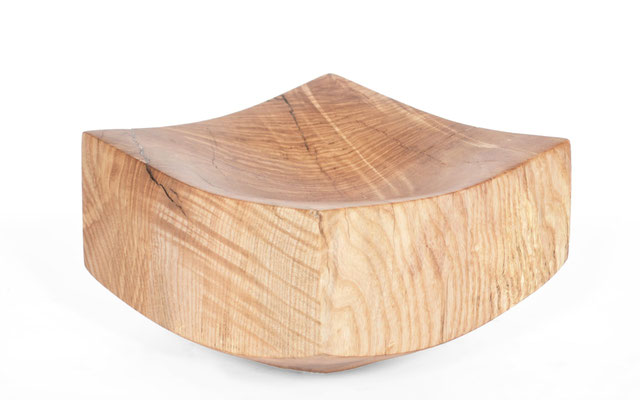 Architectural vessel sculpture V2961 in native ash – a powerful hollowed artwork by Jörg Pietschmann, sculpted to honor the deep-grained character of ancient trunks and ground premium interiors with the raw, unwritten history of the woods.