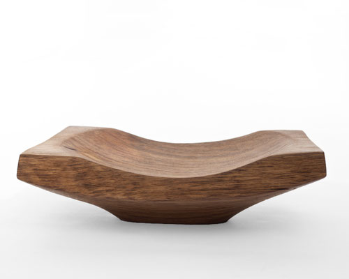 Fluid vessel sculpture ancient Oak V21014 – a breathtaking hollowed masterpiece by Jörg Pietschmann, balancing rich organic mass with refined contours to channel the timeless echo of the earth into premium contemporary environments