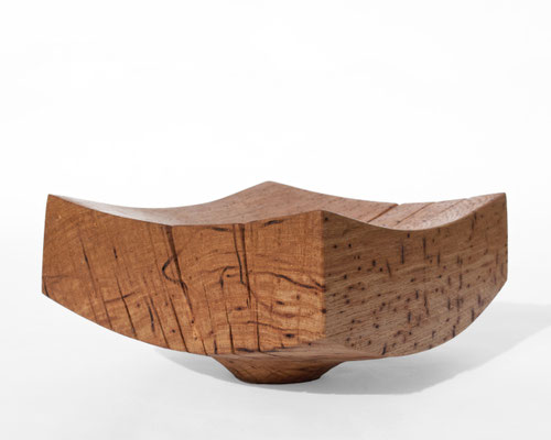 Contemplative artisan bowl Oak V21304 – a profound hollowed sculpture by Jörg Pietschmann, masterfully shaped to reveal the dark, hidden layers of the timber's history and enrich sophisticated spaces with the mystic echo of the woodlands.