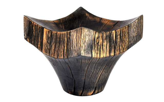 Sublime artisan bowl V1204 in wild oak – a singular hollowed masterpiece by Jörg Pietschmann, mindfully sculpted to capture the ancient grain and introduce the quiet breath of nature into premium contemporary environments.