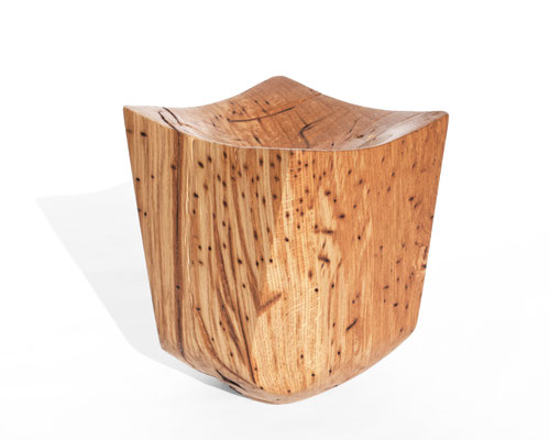 Architectural vessel sculpture ancient Oak V21124 – a powerful hollowed artwork by Jörg Pietschmann, sculpted to honor the deep-grained character of ancient trunks and ground premium interiors with the raw, unwritten history of the woods.