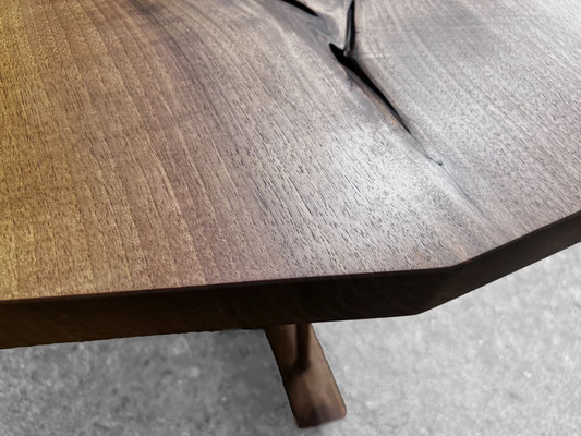 Bespoke art table T2623 in European Walnut – a rare art furniture archetype and high-tech sculpture with a touch of the wild, handcrafted for design lovers and art buyers by Jörg Pietschmann.