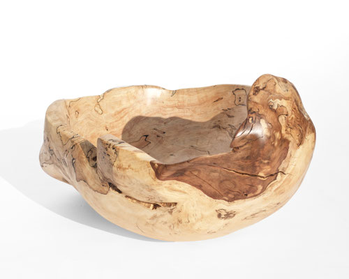 Expressive artisan bowl V21034 in characterful beech – a monumental hollowed artwork by Jörg Pietschmann, sculpted to expose the dramatic core and organic fissures of the timber, grounding premium spaces with the untamed heartbeat of nature.
