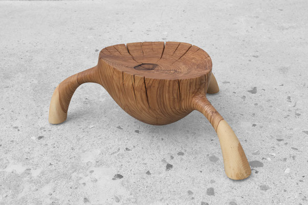 Elegant contemporary vessel Ash V1578 – a captivating hollowed artwork by Jörg Pietschmann, masterfully shaped to expose the sweeping, organic contours of the timber and elevate high-end environments with the architectural evolution of nature.