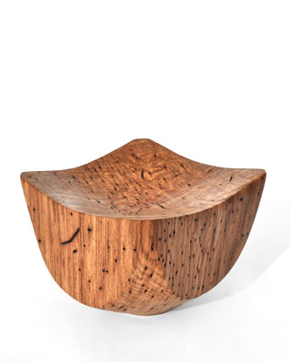 Fluid vessel sculpture ancient Oak V21294 – a breathtaking hollowed masterpiece by Jörg Pietschmann, balancing rich organic mass with refined contours to channel the timeless echo of the earth into premium contemporary environments.