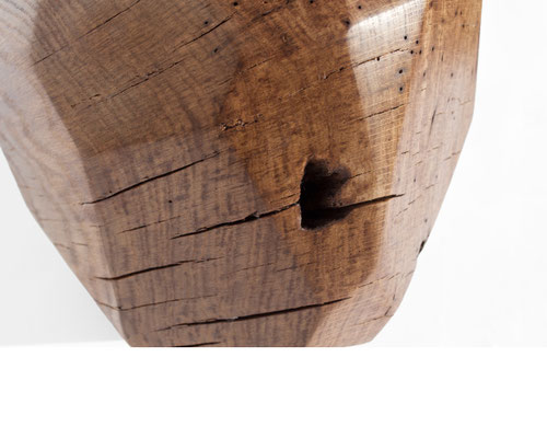 Fluid artisan bowl Oak V21194 – a captivating hollowed masterpiece by Jörg Pietschmann, thoughtfully sculpted to capture the sweeping, organic rhythm of the grain and bring the eternal movement of nature into premium contemporary spaces.