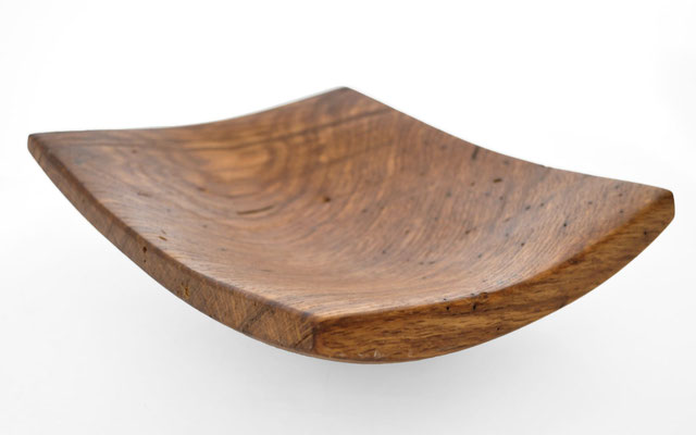 Rustic oak art bowl V21464 – a unique timber sculpture by Jörg Pietschmann, deliberately leaving natural bark accents or rough textures to form a stunning bridge between nature and fine art.