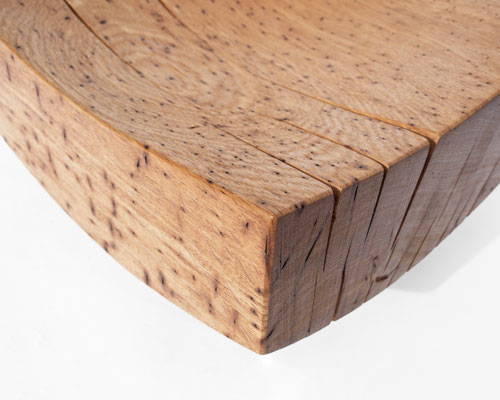 Contemplative artisan bowl Oak V21304 – a profound hollowed sculpture by Jörg Pietschmann, masterfully shaped to reveal the dark, hidden layers of the timber's history and enrich sophisticated spaces with the mystic echo of the woodlands.
