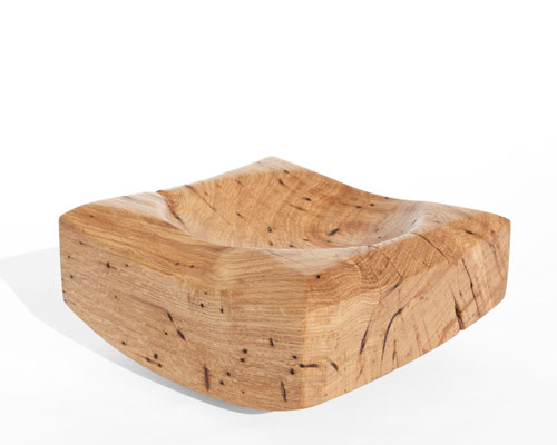 Refined vessel sculpture Oak V21094 – a sublime hollowed artwork by Jörg Pietschmann, fluidly carved to showcase the delicate interplay of light and deep grain, infusing high-end interiors with the sculptural harmony of the wilderness