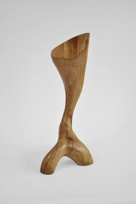 Abstract hand-carved oak sculpture V1659 by Jörg Pietschmann, with a chalice-like top and an elegant curved base resembling a fin or root, on a seamless white background.