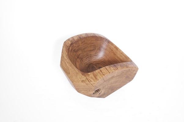 Elegant ash vessel V2941 – a captivating hollowed artwork by Jörg Pietschmann, masterfully shaped to expose the sweeping, organic contours of the timber and elevate high-end environments with the architectural evolution of nature.