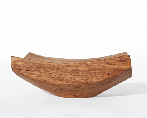 Monolithic artisan bowl Oak V21324 – an imposing hollowed sculpture by Jörg Pietschmann, hand-carved to emphasize the rugged surface grain and bring the raw topography of nature into high-end architectural concepts.