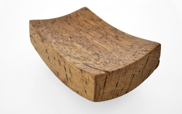 Spherical oak vessel V21604 – a perfectly rounded, hollowed sculpture by Jörg Pietschmann that acts as a focal point in luxury design, drawing eyes to its circular grain orientation.