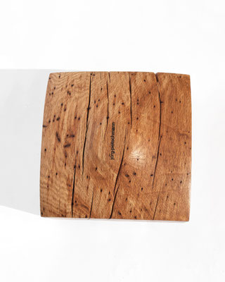 Refined vessel sculpture Oak V21094 – a sublime hollowed artwork by Jörg Pietschmann, fluidly carved to showcase the delicate interplay of light and deep grain, infusing high-end interiors with the sculptural harmony of the wilderness