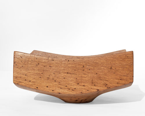 Contemplative artisan bowl Oak V21304 – a profound hollowed sculpture by Jörg Pietschmann, masterfully shaped to reveal the dark, hidden layers of the timber's history and enrich sophisticated spaces with the mystic echo of the woodlands.