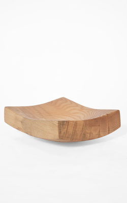 Dynamic sculpture bowl V2971 in light ash – an extraordinary hollowed artwork by Jörg Pietschmann, mindfully carved to follow the natural flow of the fiber and enrich contemporary spaces with the living memory of nature.