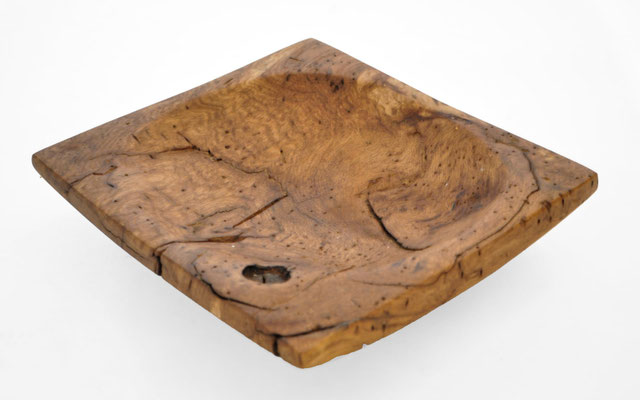 Characterful oak bowl V21644 – a masterfully hollowed wood sculpture by Jörg Pietschmann, highlighting the deep, natural grain patterns and organic textures of solid timber to bring architectural art into high-end interiors.
