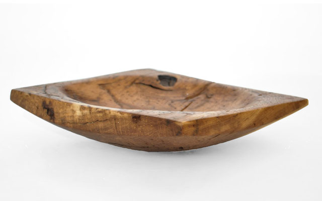 Characterful oak bowl V21644 – a masterfully hollowed wood sculpture by Jörg Pietschmann, highlighting the deep, natural grain patterns and organic textures of solid timber to bring architectural art into high-end interiors.