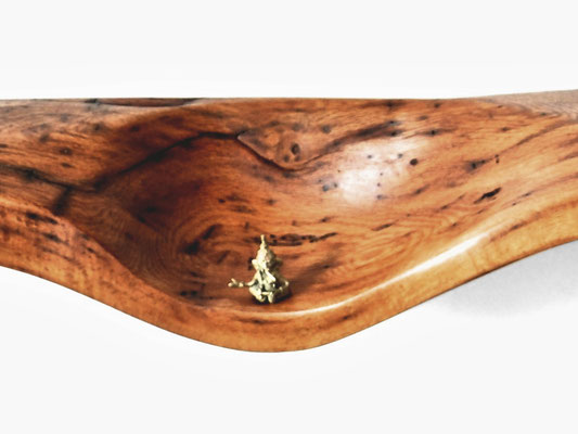 Architectural wall shelf W1214 in timeless oak – a powerful functional sculpture by Jörg Pietschmann, sculpted to honor ancient trunks and ground premium interiors with the raw, unwritten history of the woods.