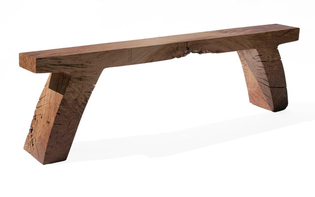 Grounding artisan bench B2475 in characterful oak – a singular art furniture masterpiece by Jörg Pietschmann, meticulously crafted to preserve the organic topography of the tree, inviting the quiet breath of the ancient woods into sophisticated modern int