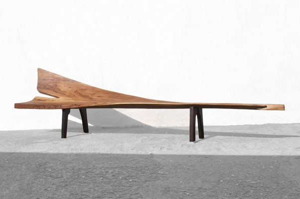 Monumental gallery bench B2251 in structured oak and deep smoked oak – an extraordinary 4-meter functional sculpture by Jörg Pietschmann, flawlessly hand-carved to balance rich organic mass with architectural presence, grounding premium spaces with the si