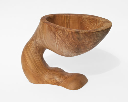 Dynamic sculpture bowl V2740 in organic ash – an extraordinary hollowed artwork by Jörg Pietschmann, mindfully carved to follow the natural flow of the fiber and enrich contemporary spaces with the living memory of nature.