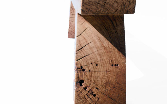 Grounding artisan bench B2475 in characterful oak – a singular art furniture masterpiece by Jörg Pietschmann, meticulously crafted to preserve the organic topography of the tree, inviting the quiet breath of the ancient woods into sophisticated modern int