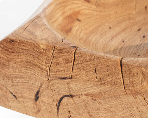Refined vessel sculpture Oak V21094 – a sublime hollowed artwork by Jörg Pietschmann, fluidly carved to showcase the delicate interplay of light and deep grain, infusing high-end interiors with the sculptural harmony of the wilderness
