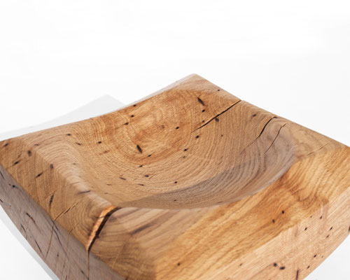 Refined vessel sculpture Oak V21094 – a sublime hollowed artwork by Jörg Pietschmann, fluidly carved to showcase the delicate interplay of light and deep grain, infusing high-end interiors with the sculptural harmony of the wilderness