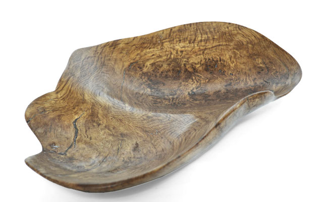 Ancestral gallery vessel Oak V0295 – a profound hollowed artwork by Jörg Pietschmann, masterfully shaped to expose the rich, organic soul of the timber and elevate high-end environments with the primal spirit of the wilderness.