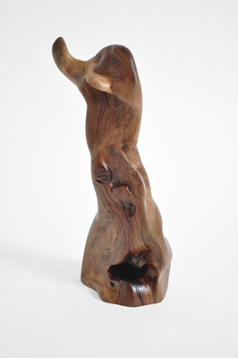 ertical biomorphic wooden sculpture mounted on a square concrete base, created by Jörg Pietschmann, showcasing warm grain patterns on a white background.