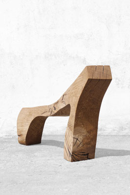Artisan sculpture bench B2441 in massive oak – a breathtaking art furniture centerpiece by Jörg Pietschmann, mindfully sculpted to honor the deep lines of time and anchor the untouched heritage of the woods within exceptional interiors.
