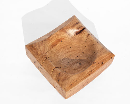 Refined vessel sculpture Oak V21094 – a sublime hollowed artwork by Jörg Pietschmann, fluidly carved to showcase the delicate interplay of light and deep grain, infusing high-end interiors with the sculptural harmony of the wilderness