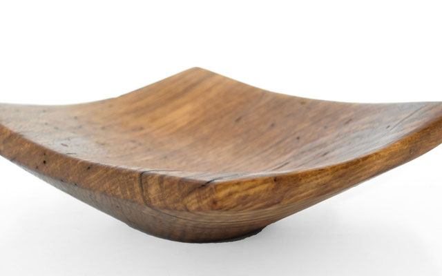 Rustic oak art bowl V21464 – a unique timber sculpture by Jörg Pietschmann, deliberately leaving natural bark accents or rough textures to form a stunning bridge between nature and fine art.