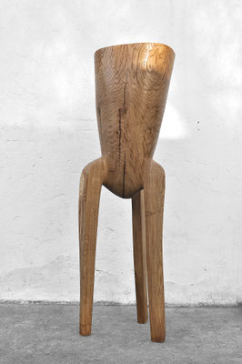 ak wood vessel V1386 by Jörg Pietschmann, showcasing the deep triangular inlay and textured grain, studio shot on a concrete floor with a white wall.
