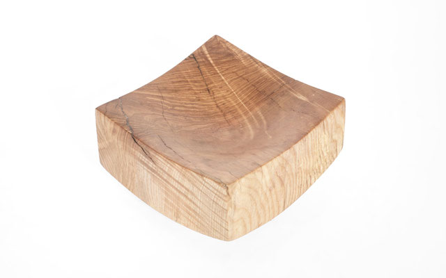 Architectural vessel sculpture V2961 in native ash – a powerful hollowed artwork by Jörg Pietschmann, sculpted to honor the deep-grained character of ancient trunks and ground premium interiors with the raw, unwritten history of the woods.